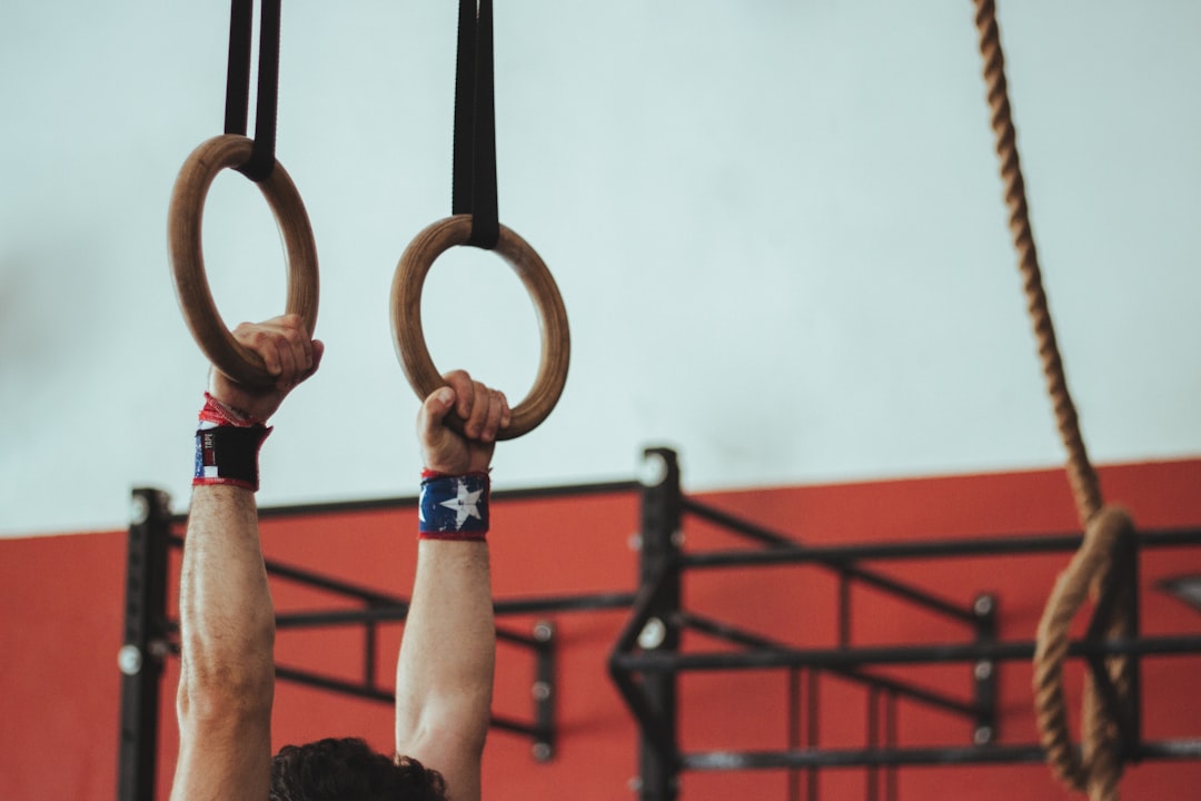 découvrez le crossfit, une méthode d'entraînement révolutionnaire qui combine force, cardio et agilité pour vous aider à atteindre vos objectifs de fitness. rejoignez une communauté dynamique et transformez votre corps avec des séances adaptées à tous les niveaux.