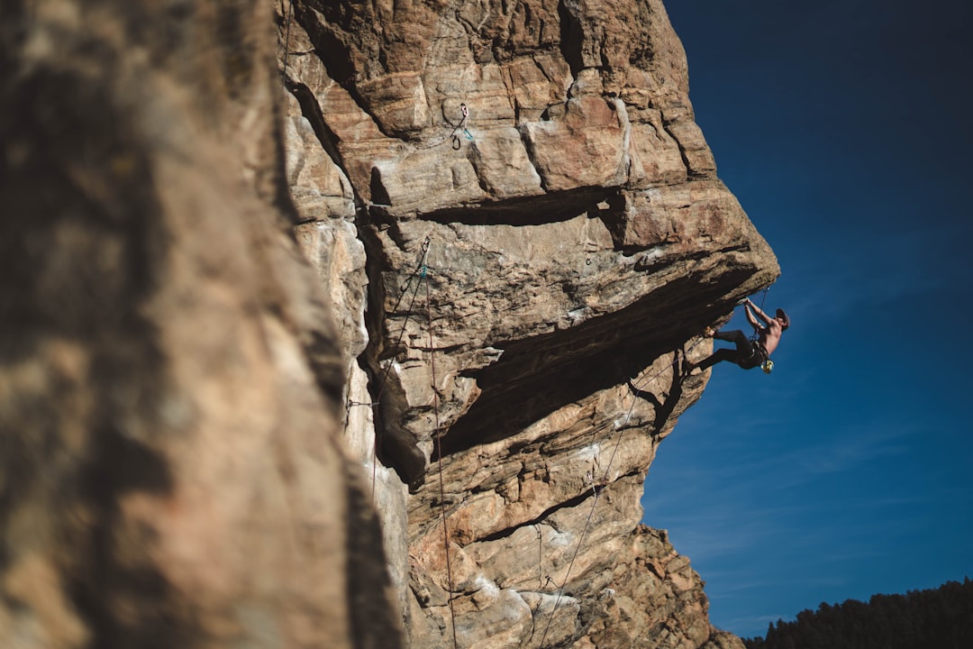 découvrez l'excitation de l'escalade de corde, un défi stimulant qui combine force, agilité et techniques d'escalade. que vous soyez débutant ou grimpeur expérimenté, explorez nos conseils, astuces et équipements pour améliorer vos compétences et profiter pleinement de cette activité dynamique.