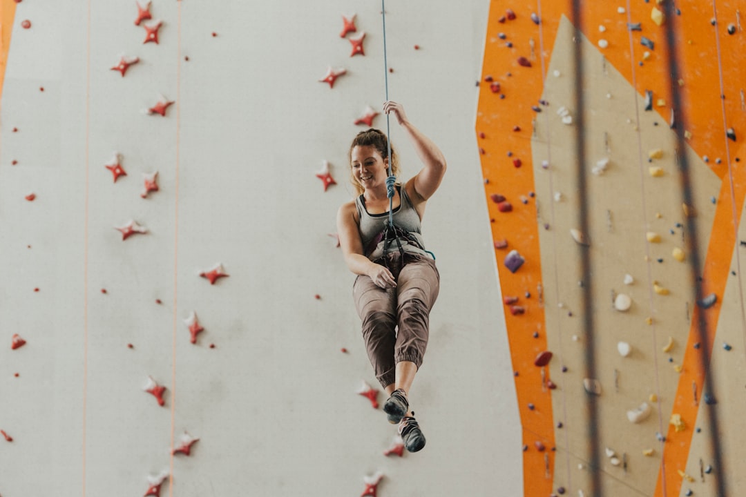 découvrez l'univers passionnant de l'escalade à la corde : améliorez votre condition physique, vivez des moments d'adrénaline et relevez des défis en pleine nature. que vous soyez débutant ou expert, apprenez les techniques essentielles et trouvez les meilleurs spots pour grimper en toute sécurité.