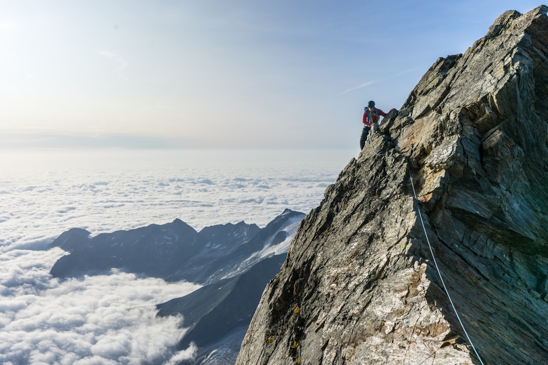 découvrez les sensations fortes de l'escalade de corde, une activité passionnante qui combine force, agilité et endurance. que vous soyez débutant ou grimpeur expérimenté, plongez dans l'univers captivant de l'escalade en intérieur ou en pleine nature et améliorez vos compétences tout en vous amusant.