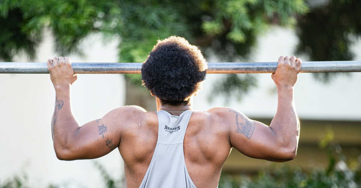Homme qui fait des tractions en crossfit