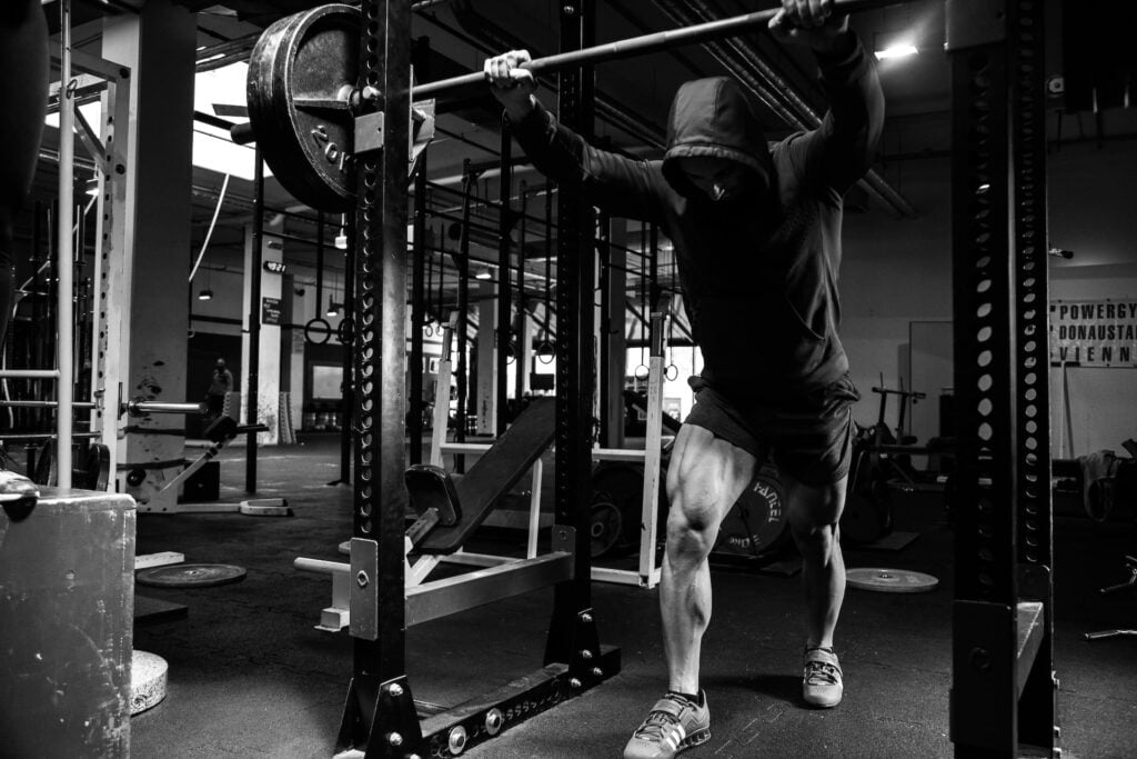 Homme faisant un front squat