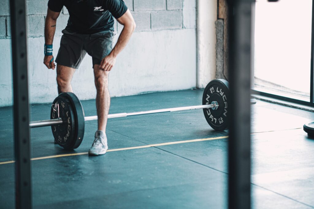 Homme se préparant au front squat