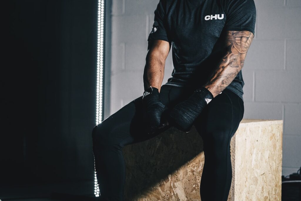 découvrez le box jump, un exercice dynamique et efficace pour améliorer votre puissance, votre agilité et votre endurance. idéal pour les entraînements de cross-training et de musculation, le box jump vous aide à sculpter votre corps tout en augmentant votre condition physique. que vous soyez débutant ou athlète confirmé, apprenez les techniques et astuces pour maîtriser ce mouvement emblématique.