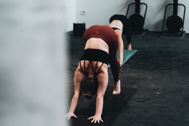 découvrez le hip raise, un exercice efficace pour renforcer vos fessiers et améliorer votre posture. apprenez les techniques d'exécution et les bienfaits de cet exercice essentiel dans votre routine de musculation.