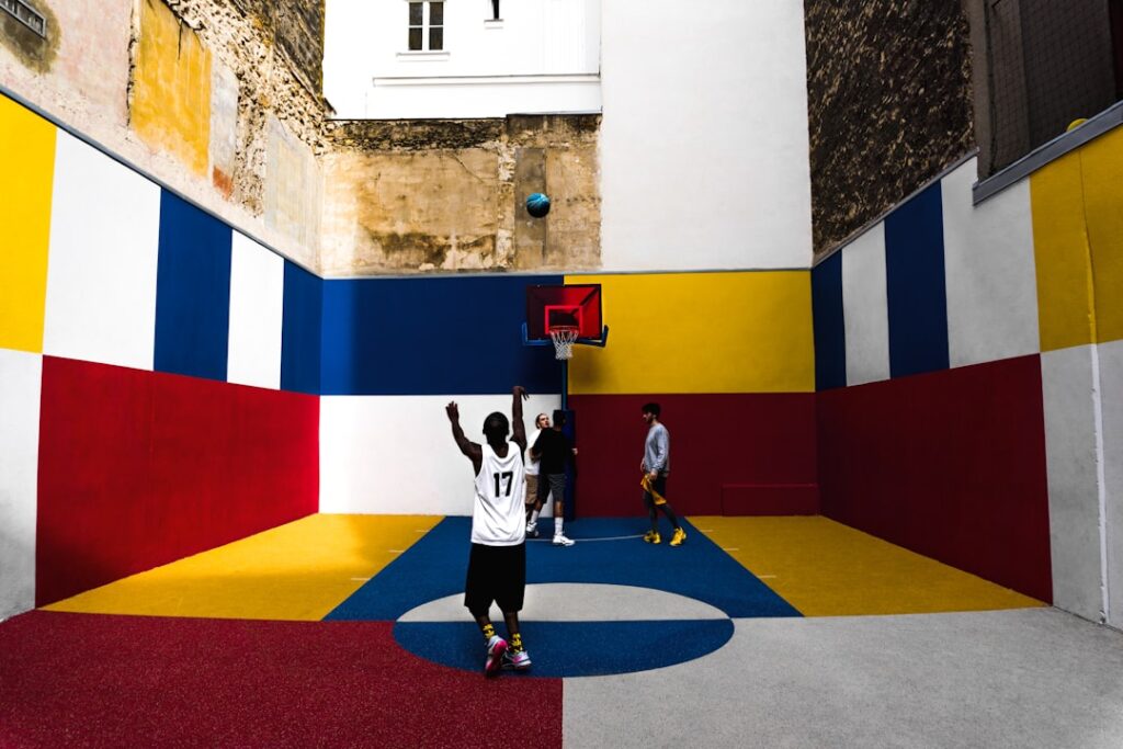 découvrez le wall ball, un exercice dynamique qui combine force et agilité. idéal pour les entraînements fonctionnels, il améliore votre endurance tout en travaillant l'ensemble du corps. parfait pour les amateurs de fitness et les athlètes en quête de nouveaux défis.