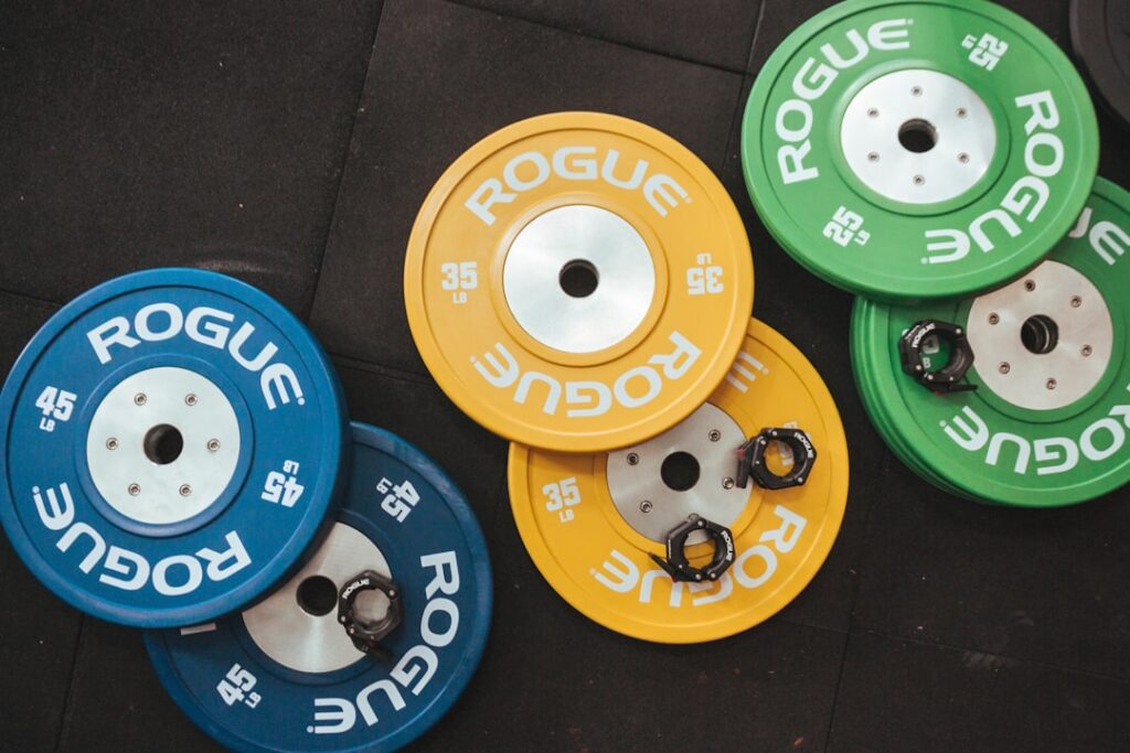 découvrez le barbell thruster, un exercice complet qui allie force et cardio. idéal pour renforcer vos jambes, vos épaules et améliorer votre endurance, intégrez-le à votre routine d'entraînement pour des résultats optimaux.