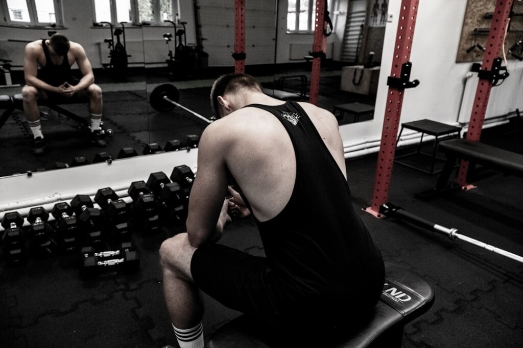 découvrez l'exercice de squat avec haltères, une méthode efficace pour renforcer vos jambes et améliorer votre condition physique. en intégrant le dumbbell squat à votre routine, vous tonifiez vos muscles tout en travaillant votre équilibre et votre stabilité. idéal pour les débutants comme pour les athlètes confirmés.