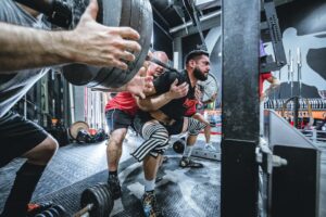 découvrez les avantages du sumo deadlift, une variante du soulevé de terre qui cible principalement les muscles des jambes et des hanches. apprenez les techniques appropriées, les erreurs à éviter et comment intégrer cet exercice puissant dans votre routine de musculation pour renforcer votre posture et améliorer vos performances.