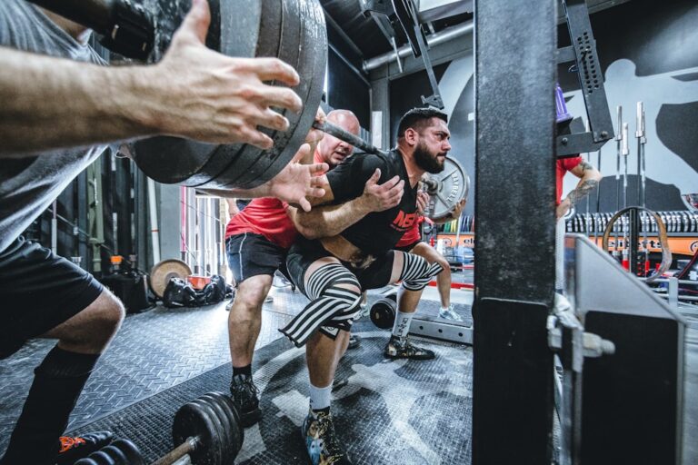 découvrez les avantages du sumo deadlift, une variante du soulevé de terre qui cible principalement les muscles des jambes et des hanches. apprenez les techniques appropriées, les erreurs à éviter et comment intégrer cet exercice puissant dans votre routine de musculation pour renforcer votre posture et améliorer vos performances.
