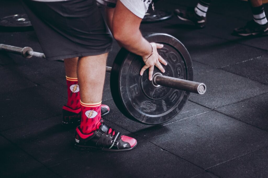 découvrez le deadlift, un exercice de musculation essentiel pour renforcer votre dos, vos jambes et votre force globale. apprenez les techniques appropriées pour maximiser vos performances et éviter les blessures.