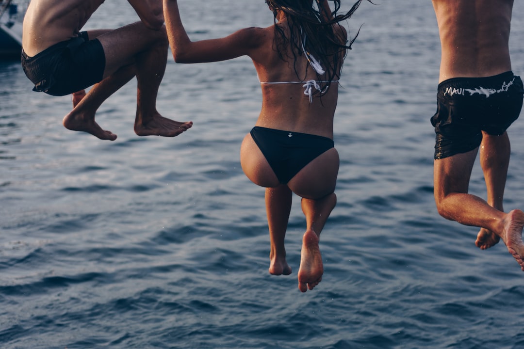 découvrez le box jump, un exercice dynamique parfait pour améliorer votre puissance, votre agilité et votre force. idéal pour les sportifs de tous niveaux, apprenez les techniques essentielles pour effectuer ce mouvement en toute sécurité et maximiser vos performances lors de vos entraînements.