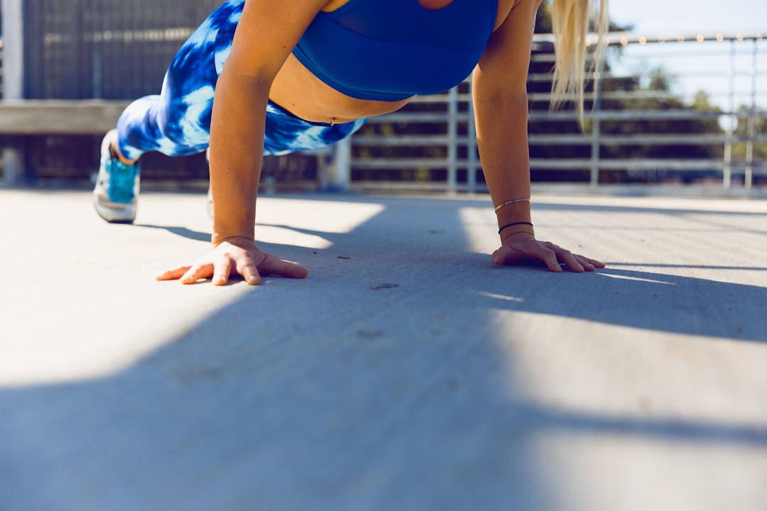 découvrez comment maîtriser le handstand pushup, un exercice de force avançant vers l'équilibre et la puissance du haut du corps. des conseils pratiques et des techniques adaptées pour améliorer votre pratique et atteindre vos objectifs de fitness.
