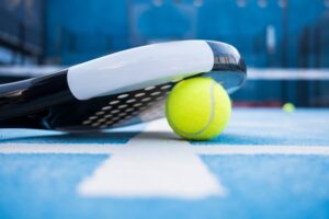 Raquette et balle de padel