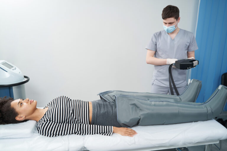 Une femme fait une séance de pressothérapie