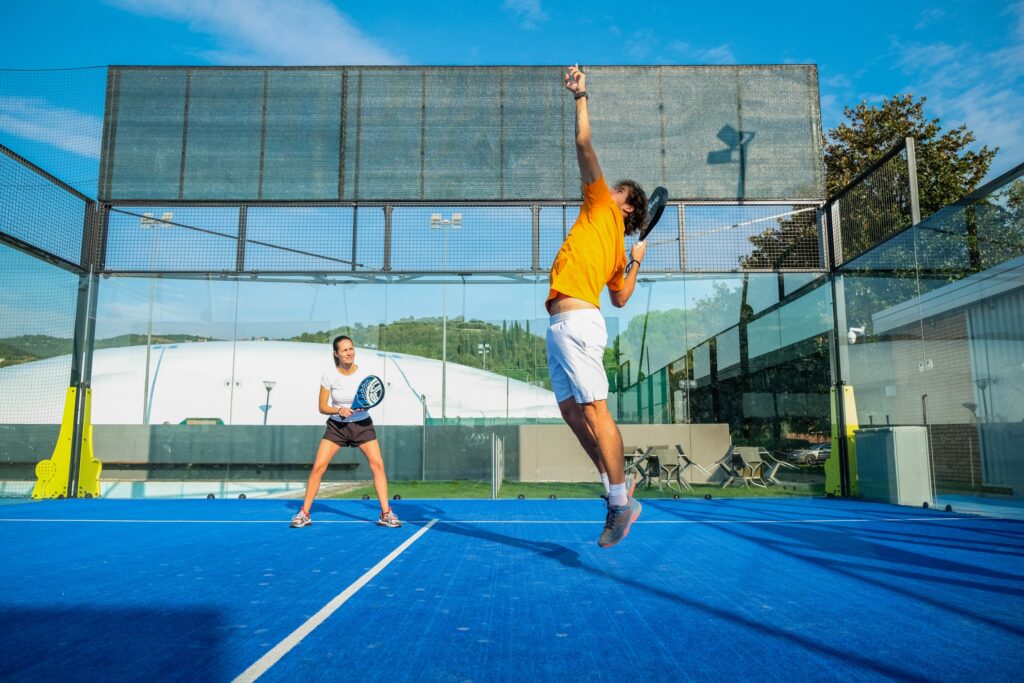 Deux personnes jouent au padel